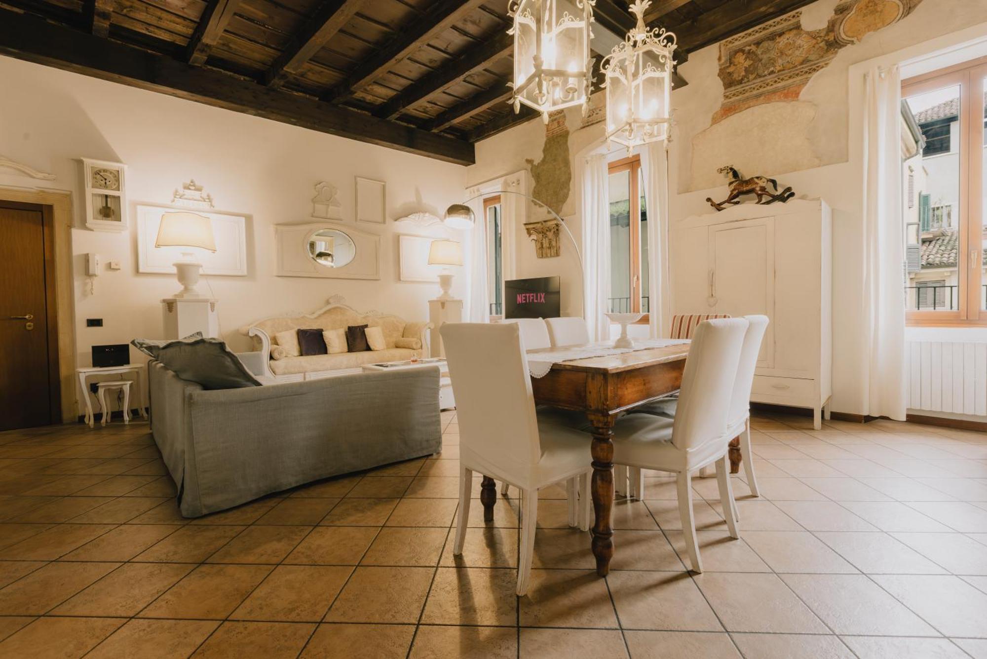Piazza Erbe Luxury Apartment - Verona — Photos 1